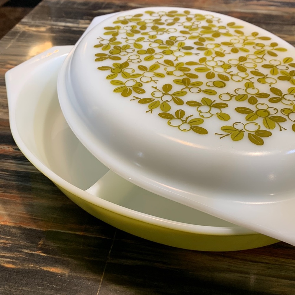 SALE!! Pyrex Verde divided serving dish with lid. 7